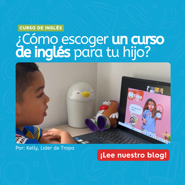 Niños y profesora en videollamada sonriendo y haciendo el gesto de paz, participando en una actividad virtual; una niña sostiene un peluche y otra un micrófono de juguete en un ambiente infantil y colorido