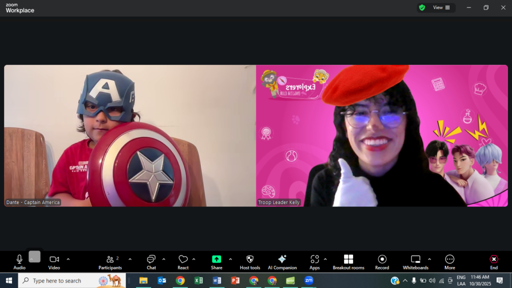 Niño y maestra en clase de ingés online